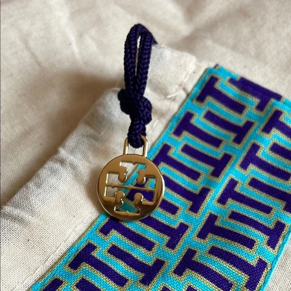 Tory Burch Cream Bag with Blue Patterned Trim - Picture 2 of 3